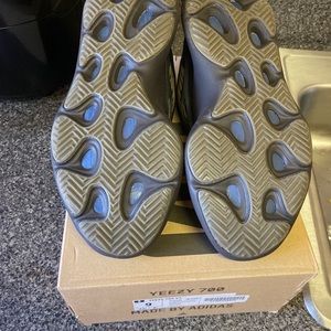 Yeezy 700 v3